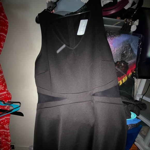 Cute sleeveless dress with mesh on the side - Picture 1 of 4